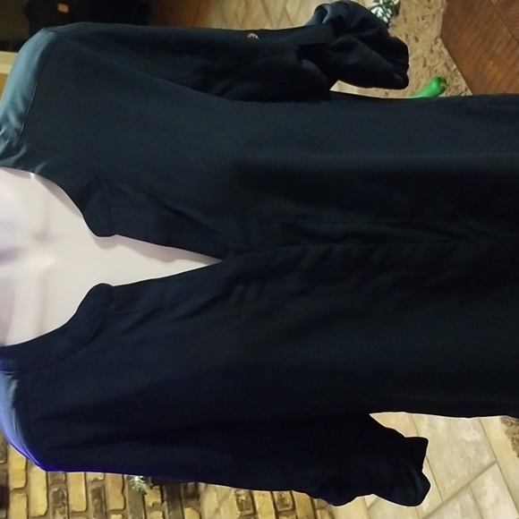 🌺NEW YORK & COMPANY V-neck- Roll-Sleeve Button-Down - Picture 7 of 12